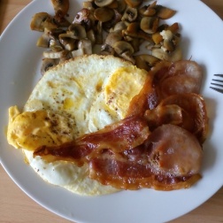 KETO/LCHF bacon & eggs, mushrooms, rocket salad